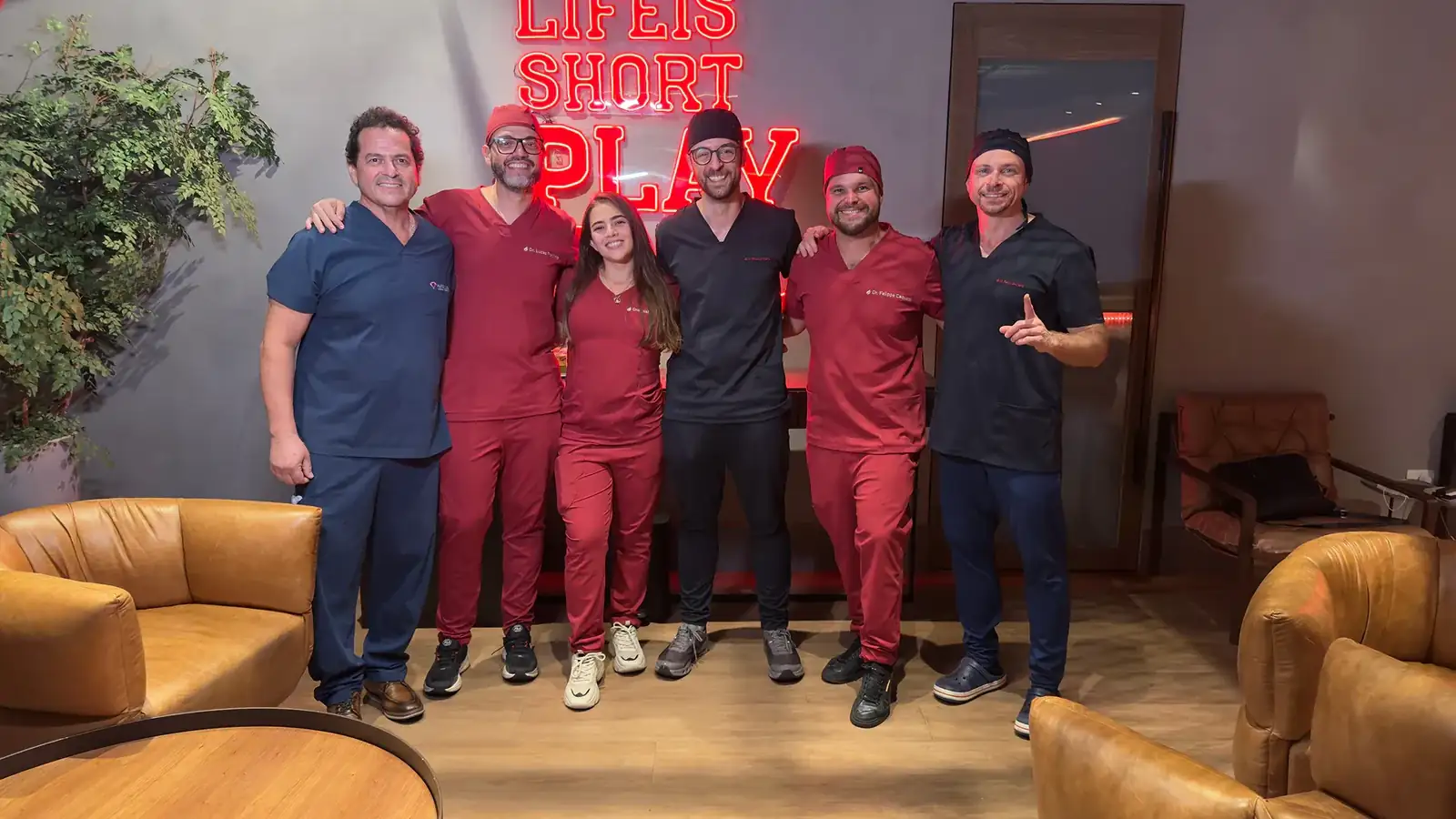 Grupo de médicos do Fellowship RED reunidos em ambiente de prática